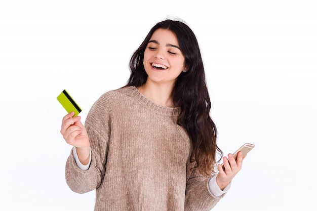 Femme avec carte de crédit et smartphone.