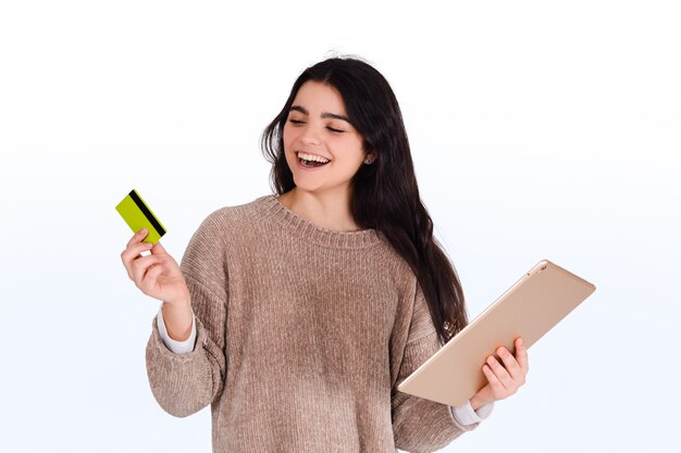 Femme avec carte de crédit et tablette numérique.