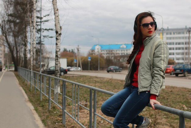 Femme avec un casque en automne parc