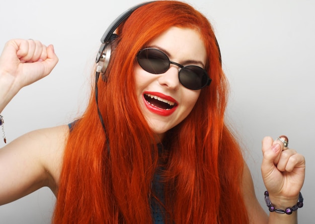 Femme avec un casque d&#39;écoute de musique