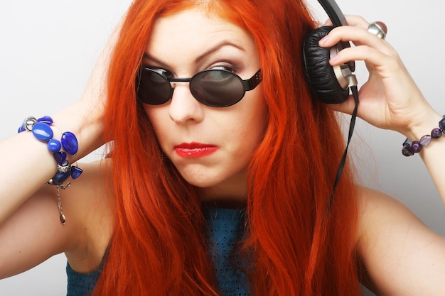 Femme avec un casque d&#39;écoute de musique