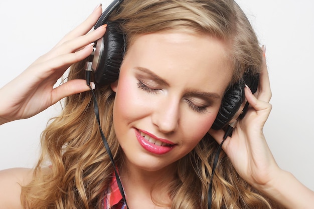 Photo femme avec un casque d'écoute de la musique