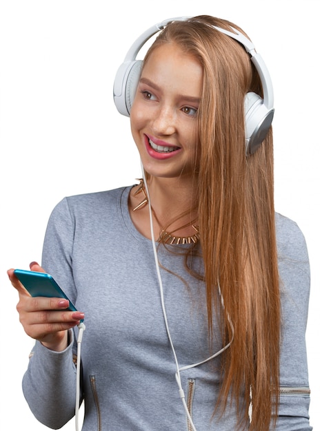 Femme avec un casque d&#39;écoute de musique