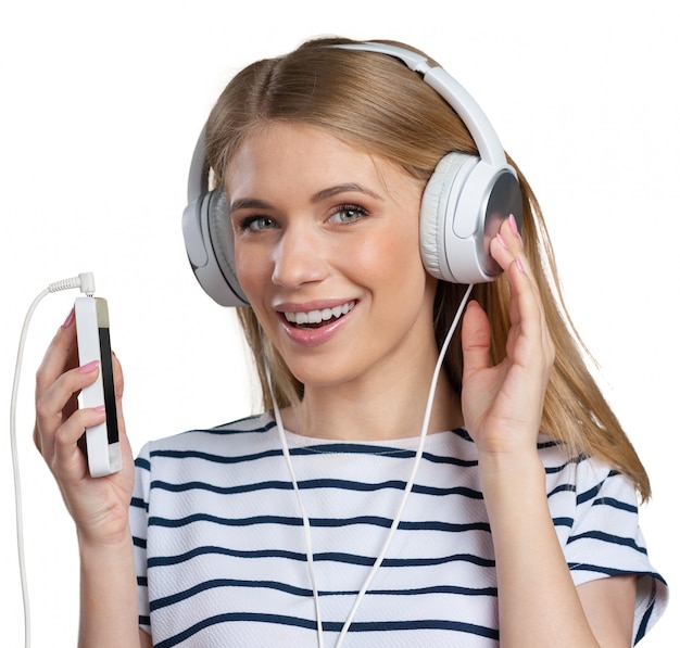 Femme avec un casque d'écoute de musique