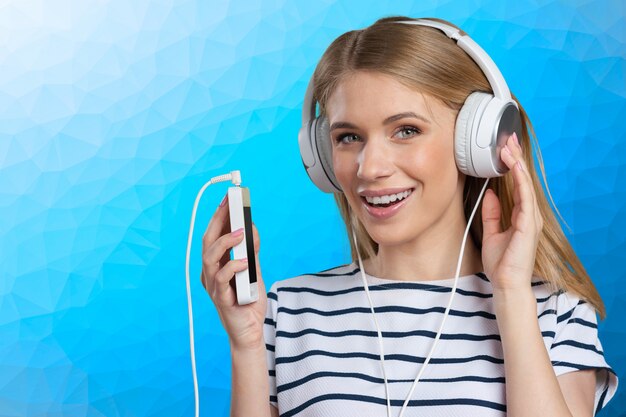 Femme avec un casque d'écoute de musique