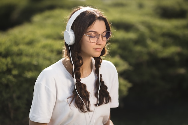 Femme avec un casque à l'extérieur dans le parc de la ville