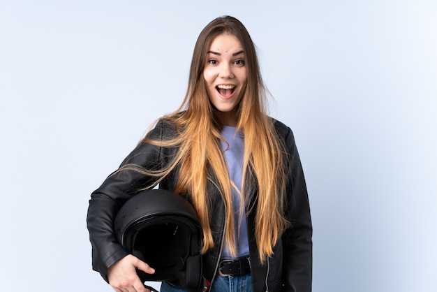 Femme avec un casque de moto avec une expression faciale surprise