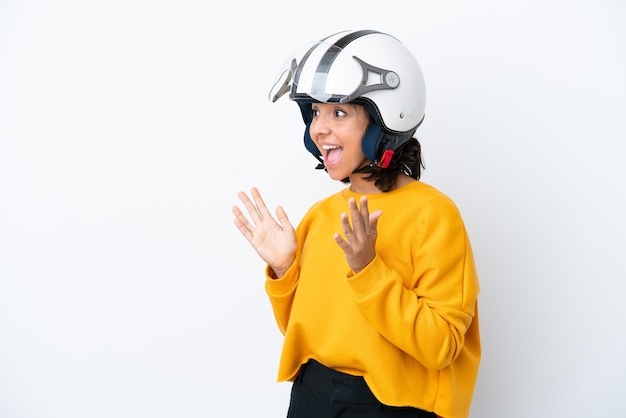 Femme avec un casque de moto avec une expression faciale surprise