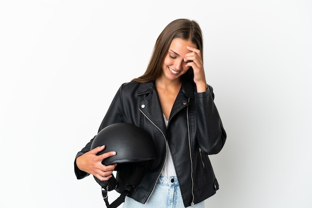 Femme avec un casque de moto sur fond blanc isolé en riant