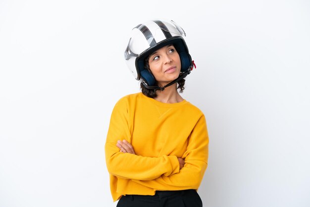 Femme avec un casque de moto heureux et souriant