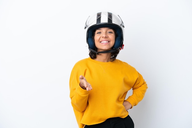 Femme avec un casque de moto se serrant la main pour conclure une bonne affaire