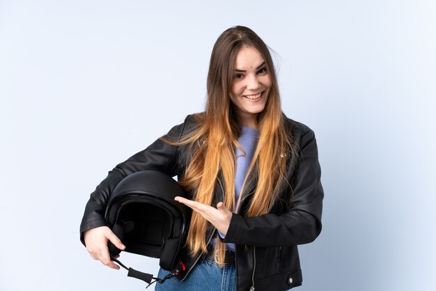 Femme avec un casque de moto tendant les mains sur le côté pour inviter à venir