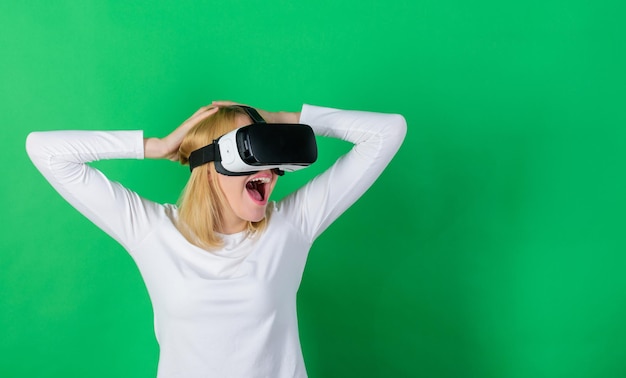 Femme avec casque de réalité virtuelle Drôle jeune femme avec VR Cyber