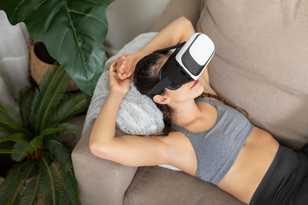 Photo femme avec casque de réalité virtuelle