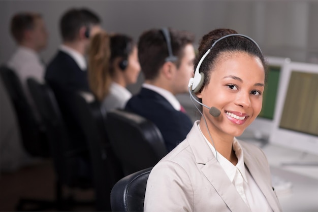 Une femme avec un casque