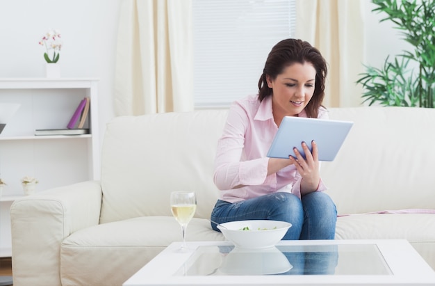 Femme Casual à l&#39;aide de tablette numérique à la maison