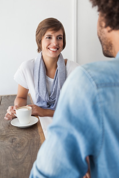 Femme Casual ayant un café avec un ami