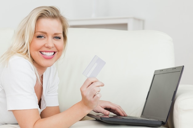 Femme Casual avec une carte de crédit et un ordinateur portable