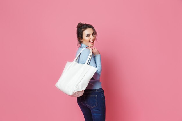 Femme casual joyeuse avec sac