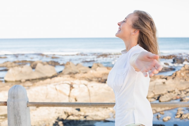 Femme Casual souriant au bord de la mer