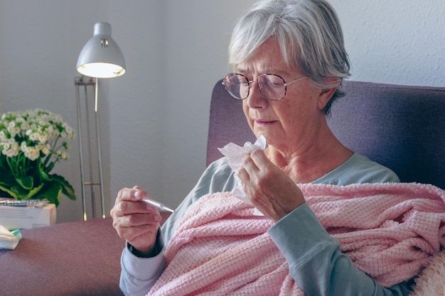 Femme caucasienne adulte âgée présentant des symptômes de toux et de fièvre tels que la grippe saisonnière ou l'allergie au pollen