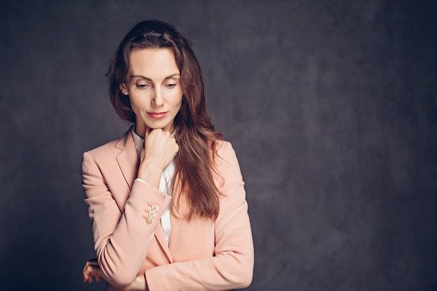 Femme caucasienne adulte déprimé sur fond sombre