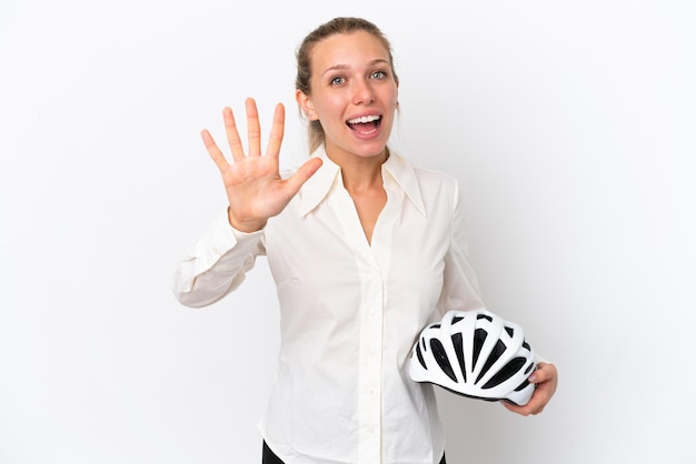Femme caucasienne d'affaires avec un casque de vélo isolé sur fond blanc comptant cinq avec les doigts