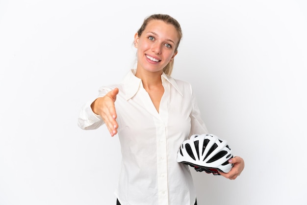 Femme caucasienne d'affaires avec un casque de vélo isolé sur fond blanc se serrant la main pour conclure une bonne affaire