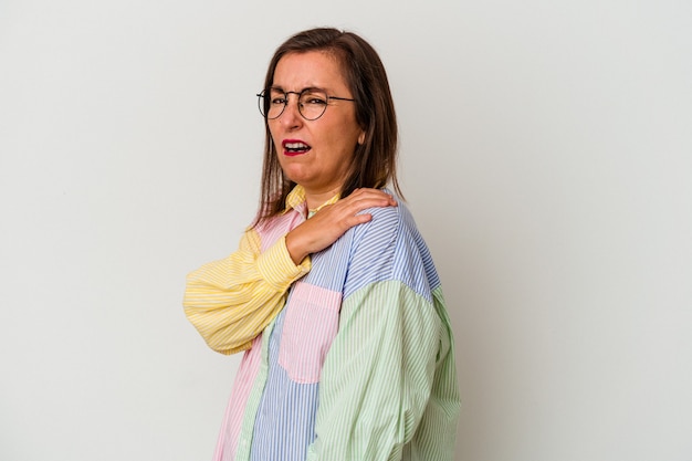 Photo femme caucasienne d'âge moyen isolée sur fond blanc ayant une douleur à l'épaule.