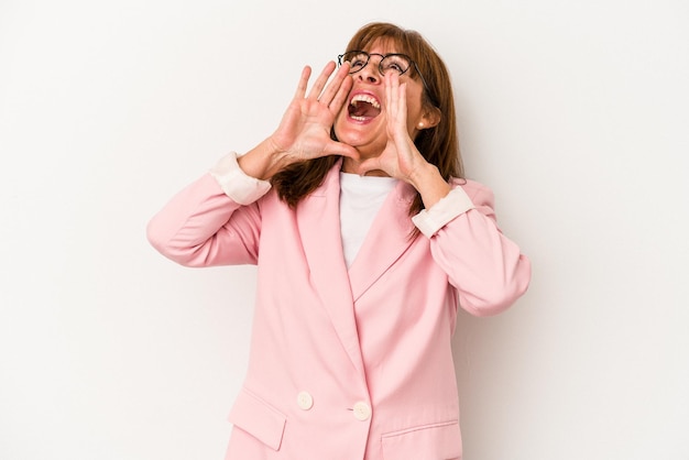 Femme caucasienne d'âge moyen isolée sur fond blanc criant excité à l'avant.