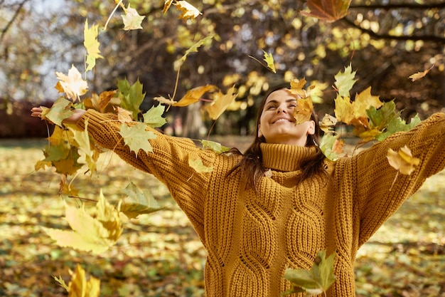 Photo une femme caucasienne apprécie la météo au parc.