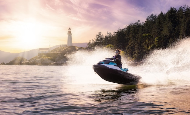 Femme caucasienne aventureuse en scooter des mers dans l'océan