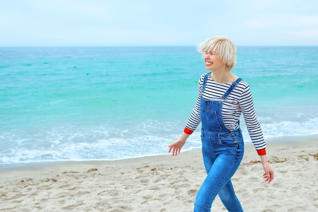 femme caucasienne blonde en vacances au bord de la mer