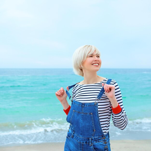 femme caucasienne blonde en vacances au bord de la mer