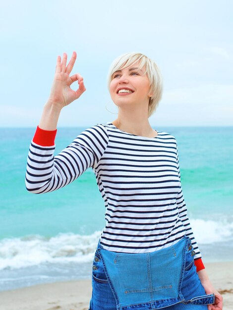 femme caucasienne blonde en vacances