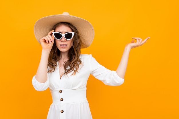 Femme caucasienne, à, chapeau, pose, appareil-photo, isolé, sur, jaune