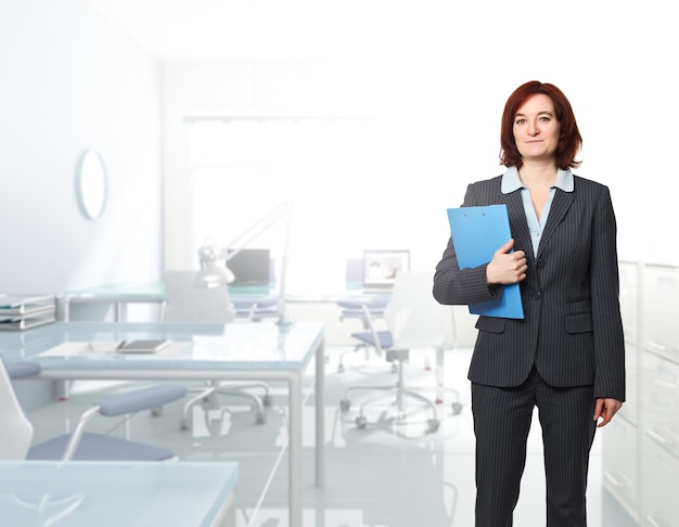 Femme caucasienne debout dans un bureau moderne