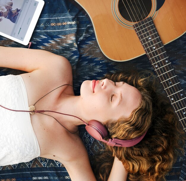 Une femme caucasienne écoute de la musique