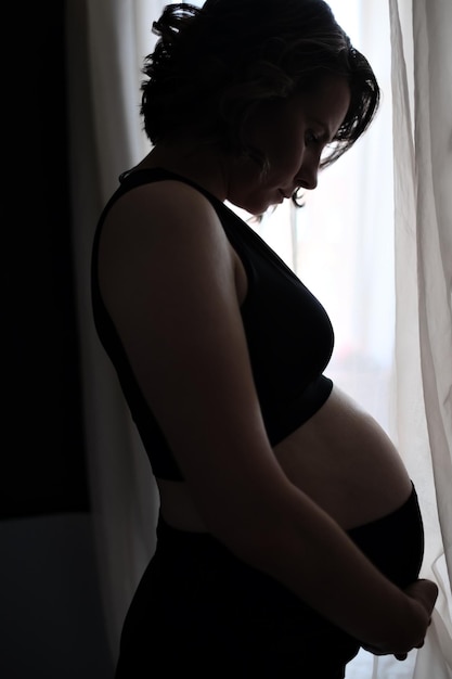 Femme caucasienne enceinte touchant son ventre. En attendant bébé