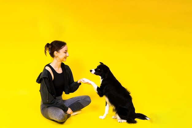 Femme caucasienne formant un chien border collie concept de relation entre l'homme et l'animal