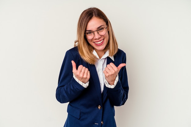 Femme caucasienne jeune entreprise isolée sur un mur blanc, levant les deux pouces vers le haut, souriant et confiant.