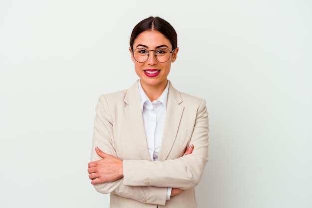 Femme caucasienne jeune entreprise isolée sur un mur blanc qui se sent confiant, croisant les bras avec détermination.