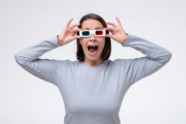 Photo femme caucasienne mature avec des lunettes 3d en regardant un film