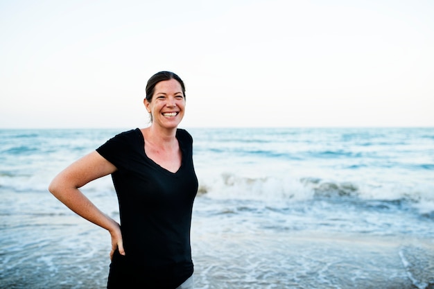 Femme caucasienne sur la plage