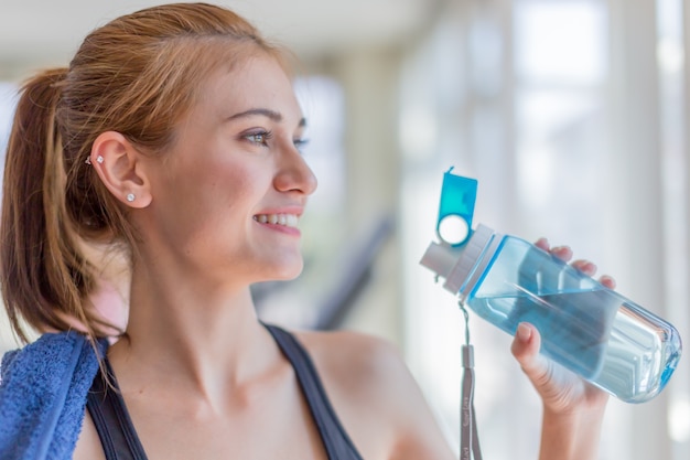 femme caucasienne prendre une pause avec de l&#39;eau pure