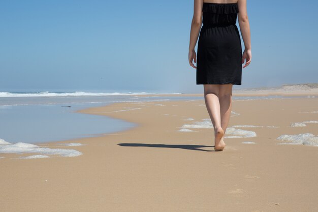 Femme caucasienne, promenades, long, beau, bord mer