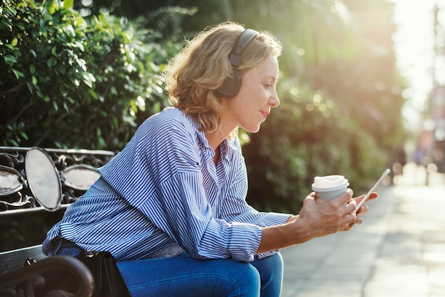 Femme caucasienne avec un smartphone