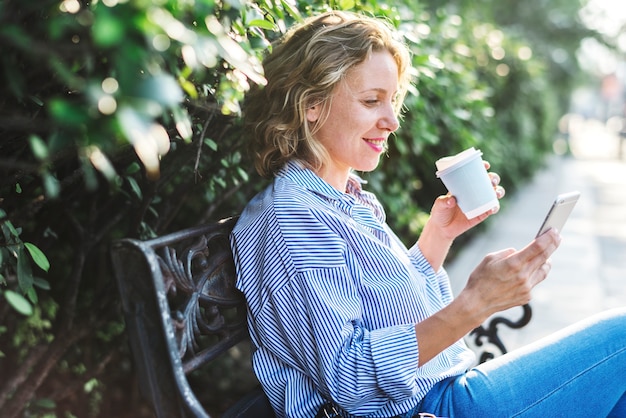 Femme caucasienne avec un smartphone