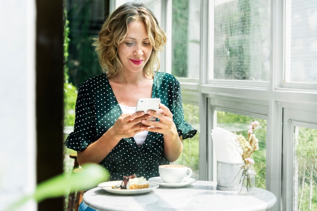 Femme caucasienne, à, a, smartphone