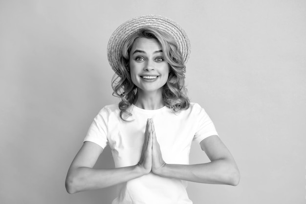 Femme caucasienne souriante portant des lunettes de soleil chapeau de paille profitant de l'été